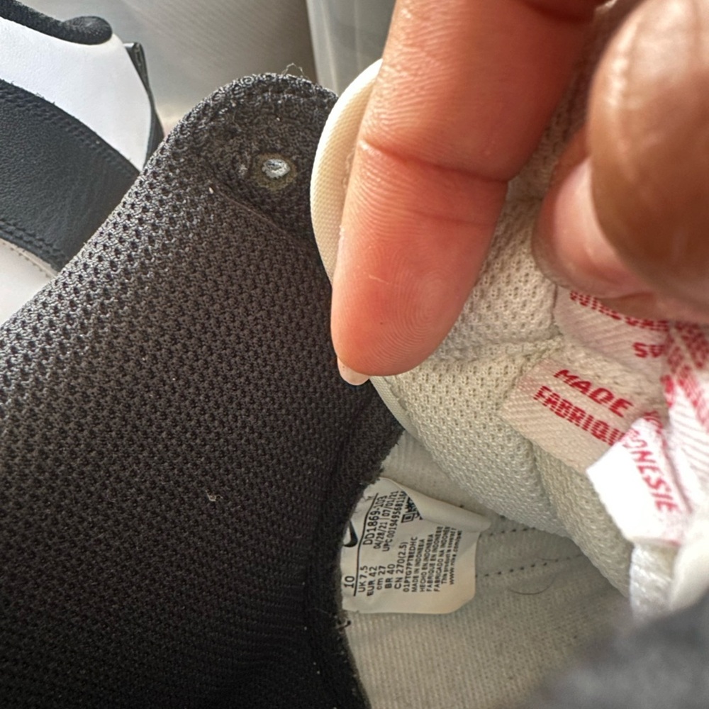 Nike Womens Black and White Sneakers - Picture 8 of 8